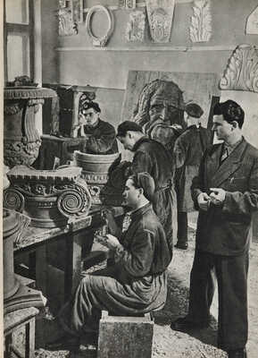 Золотые руки: [Фотоальбом]. М.: Трудрезервиздат, 1957.